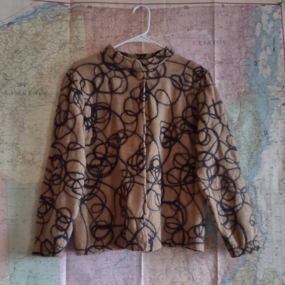 100% wool Jones New York top button cape